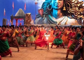 લક્ષ્મીના ગીત બમ ભોલેમાં અક્ષય કુમાર 100 ટ્રાંસજેન્ડરો સાથે નૃત્ય કરે છે